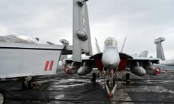 البحرية الأميركية: طائرة حربية ثالثة تسقط في البحر الأحمر